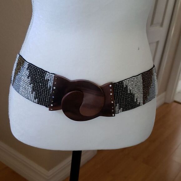 Woven Beaded Strech Belt with Brown Wood Buckle Clasp - Picture 7 of 9